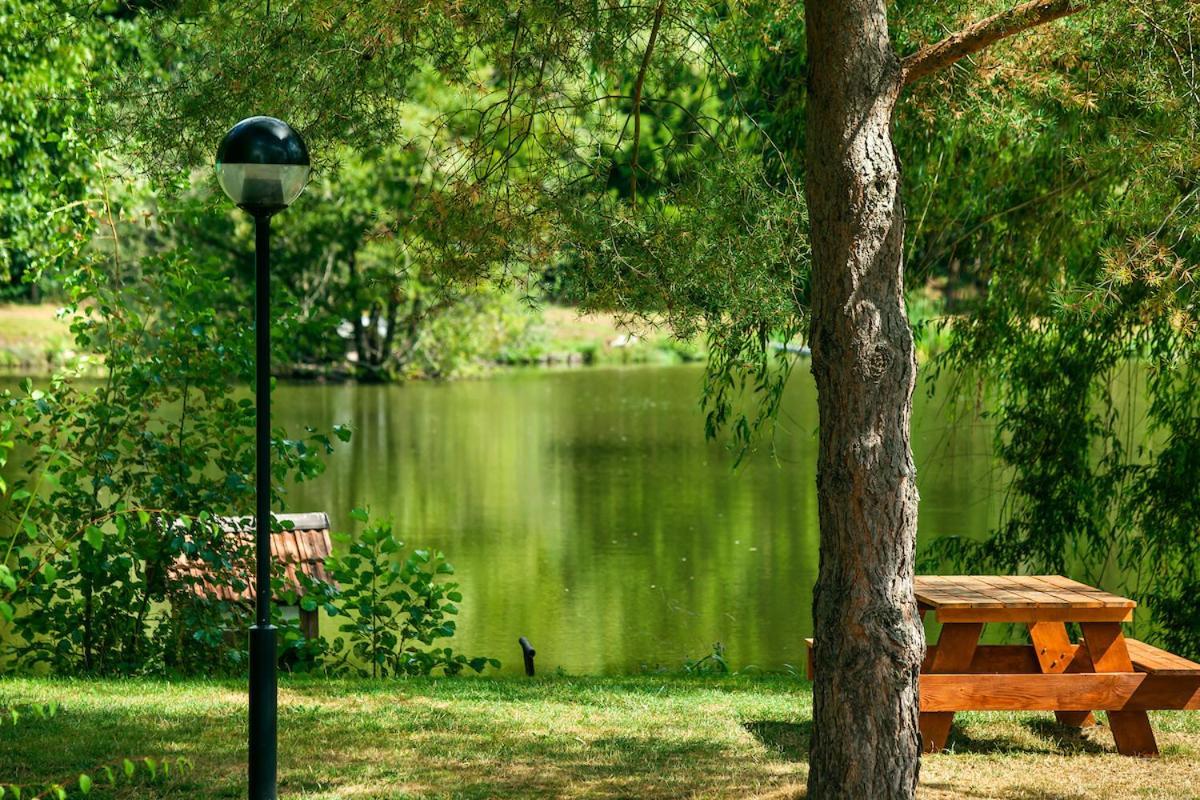 Les Etangs Du Moulin D'Harcy Hotell Lonny Exteriör bild