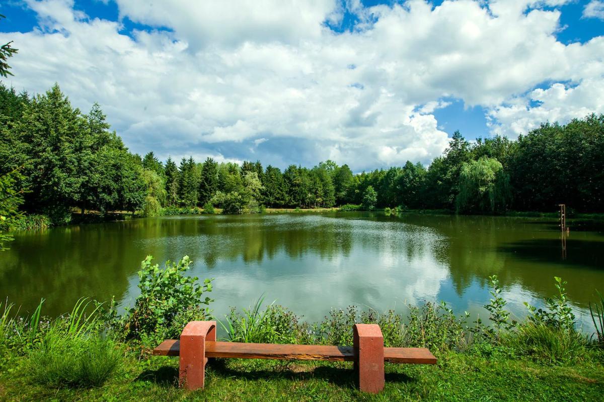 Les Etangs Du Moulin D'Harcy Hotell Lonny Exteriör bild