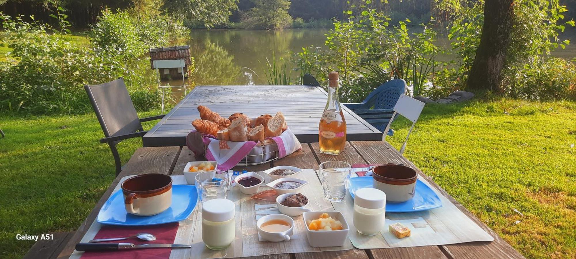 Les Etangs Du Moulin D'Harcy Hotell Lonny Exteriör bild